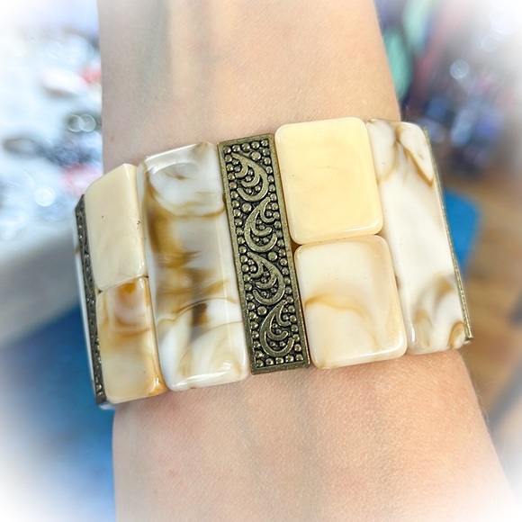 💕Beautiful Vintage Stretch Bracelet Cream and Gold Tone💕 - Picture 3 of 5